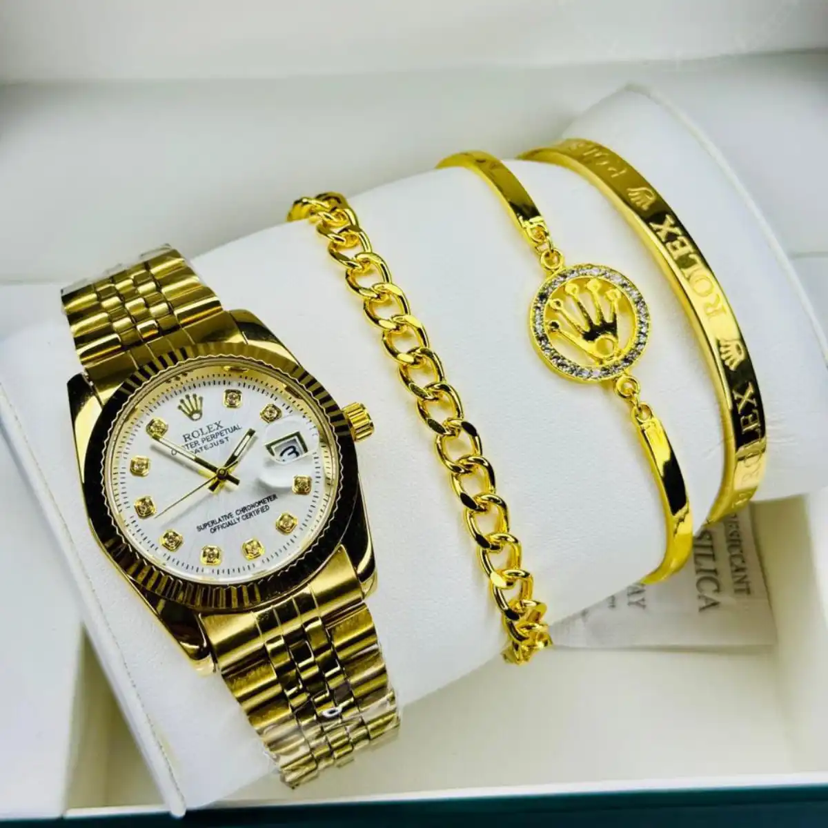 Close up of the black dial and date display on the Rolex Couple Combo Set (Watch + Bracelets)