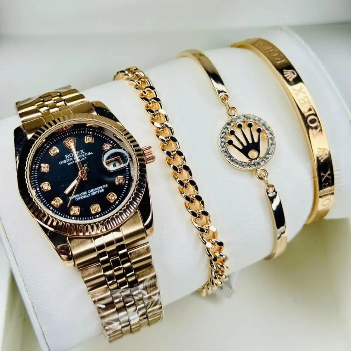 Splashing water on the water resistant Rolex Couple Combo Set (Watch + Bracelets)